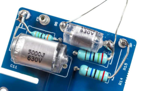 Close-up of C11 soldered across the BG and Grid turrets.